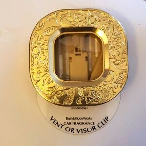 Bath & Body Works Stamped Gold Flower Car Fragrance Clip w/Tis the Season Refill